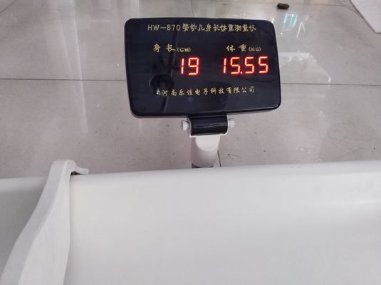 超音波で高さと重さを測定する無接触ベビー吊り式秤