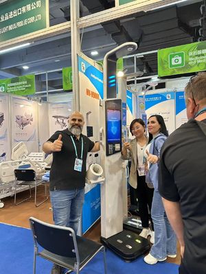 バイオインペデンス体脂肪分析機 大きいディスプレイ画面と広告画面