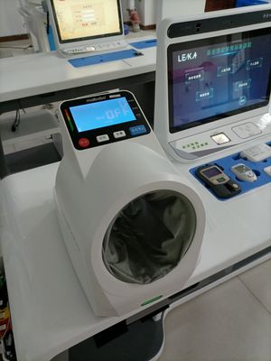 全身健康検査と血圧モニタリングのためのHDLCDスクリーンテレメディシンキオスク